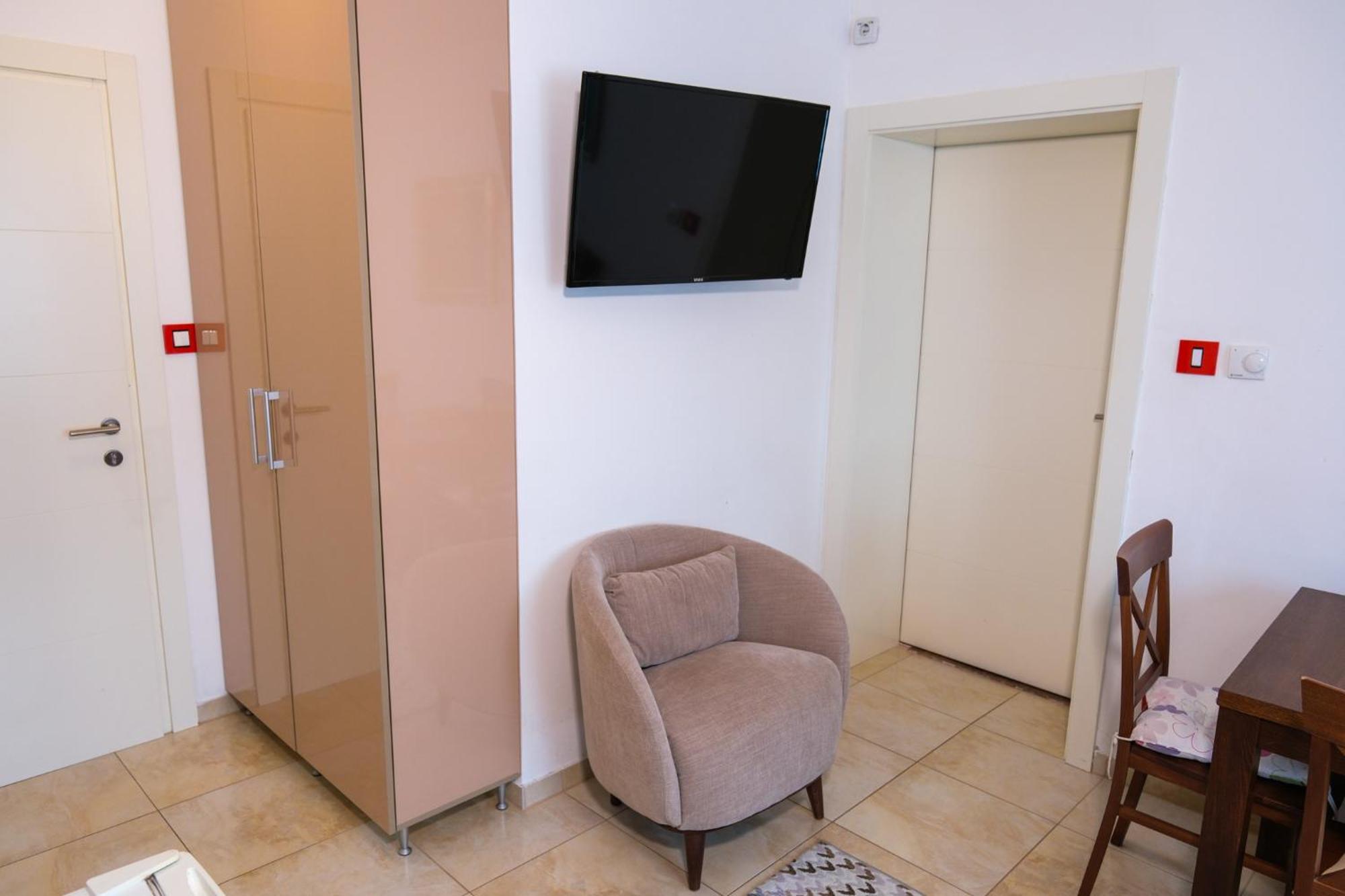 Qumi Apartments Tivat Exterior photo