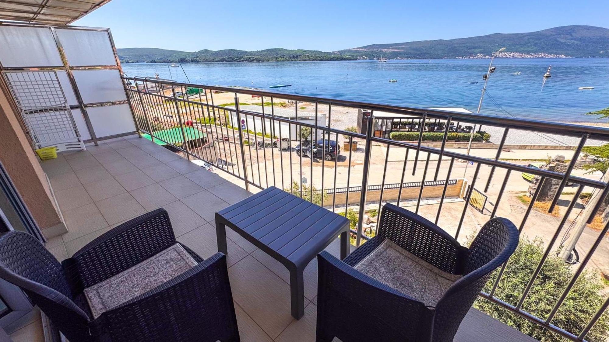 Qumi Apartments Tivat Exterior photo