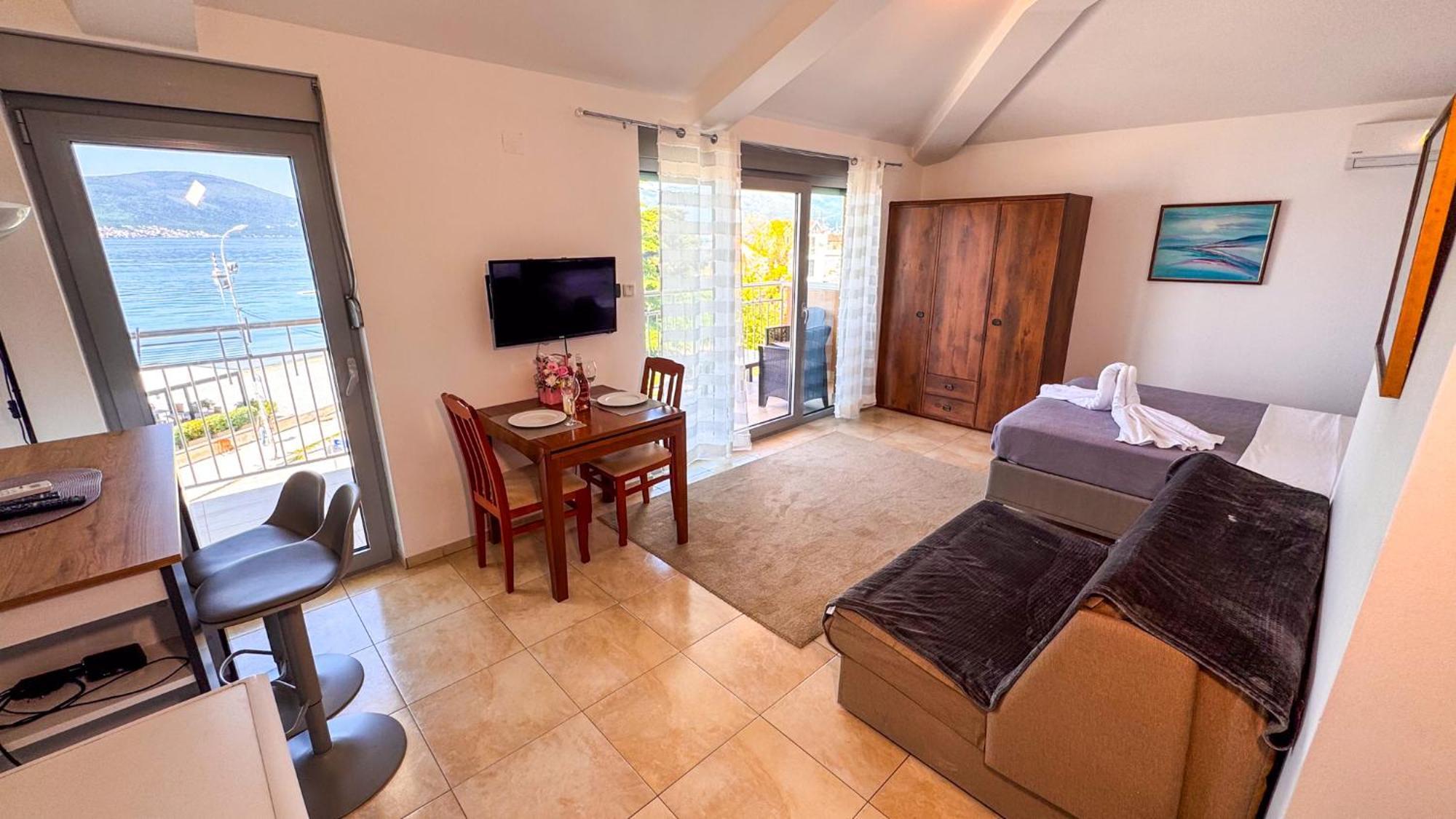 Qumi Apartments Tivat Exterior photo