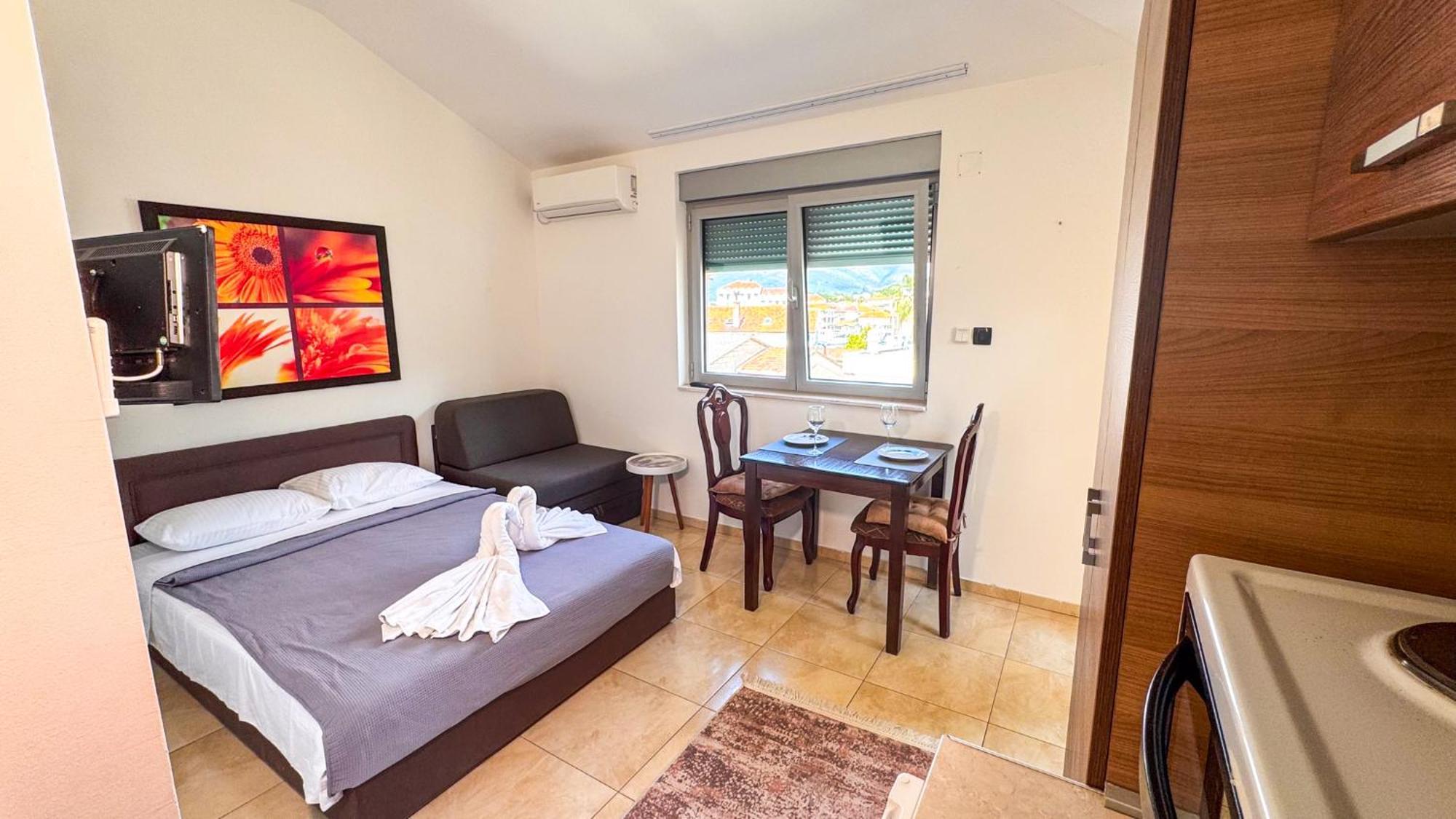 Qumi Apartments Tivat Exterior photo